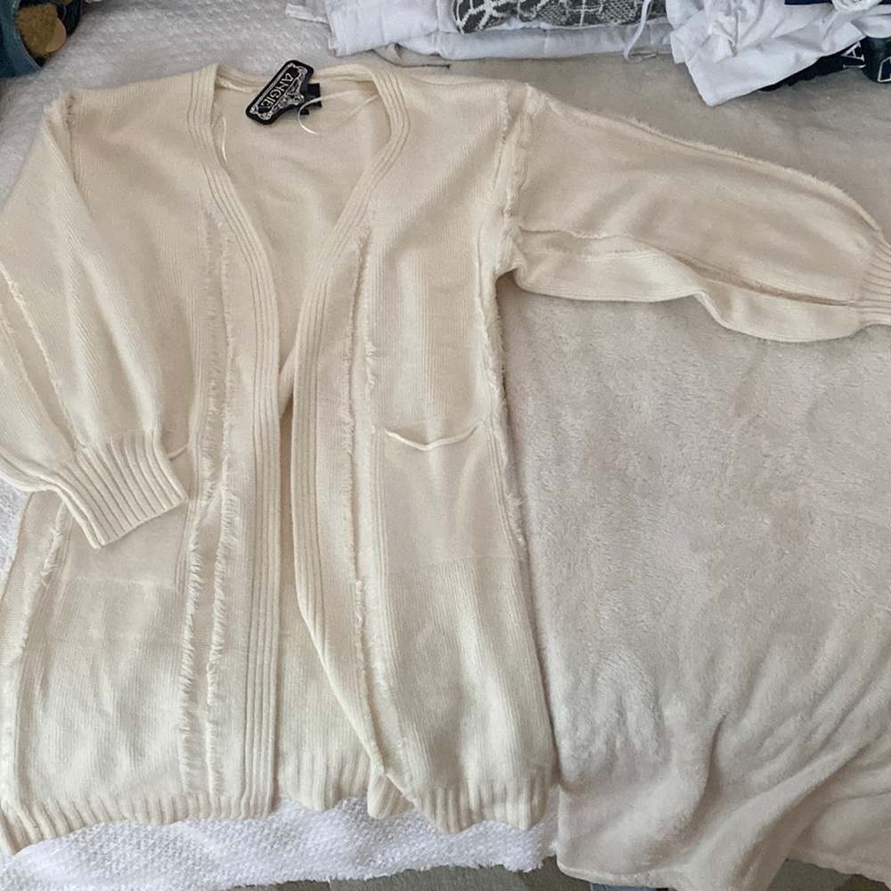 Cream ivory sweater . Lantern sleeves